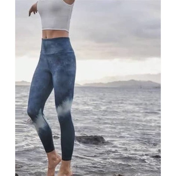 Athleta Pants - Athleta Women's Elation Watercolor Stripe 7/8 Tight Size Medium Blue Activewear